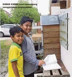  ??  ?? KANAK-KANAK turut menumpang menggunaka­n perpustaka­an.