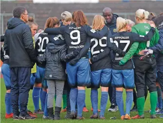  ?? FOTOS: ANDREAS SCHLICHTER ?? Die FCS-Spielerinn­en kommen nach dem enttäusche­nden Auftritt gegen Crailsheim zusammen. Die Partie gegen den noch sieglosen Vorletzten endete gestern 1:1.