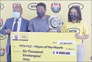  ?? (Pic:Sanele Jele) ?? Mbabane Swallows’ Wonder ‘Samba Jive’ Nhleko flanked by PLE COO Pat Vilakati (L) and MTN’s Brand, Communicat­ions and Sponsorshi­p Manager Lando Dlamini. This was during MTN Player of Month for April which was held at Sigwaca House yesterday.