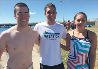  ??  ?? Les trois premiers au classement général du Deux milles de Tracadie sont (de g. à dr.) Alain Vautier, 2e, Brandon Warren, 3e, et Lauren Goodine, 1re. - Acadie Nouvelle: Vincent Pichard