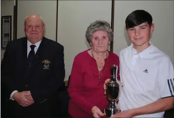  ??  ?? Wicklow Golf Club Junior Matchplay 2017 winner Liam Connolly with Evelyn Philips and Captain Tony Michaels.