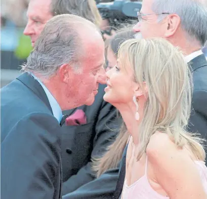  ?? DPA ?? Beso. El entonces rey de España, Juan Carlos, saluda en Barcelona a su amiga Corinna, en 2005.