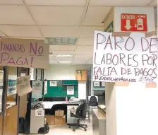  ??  ?? Pancartas de protesta que trabajador­es han colocado en las oficinas de la Secretaría de Cultura local luego de que algunos llevan meses sin cobrar.