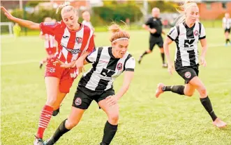  ?? ?? Chrissy Nazif and Simone O’Brien in action for the Magpies. Photo: Neill Richardson