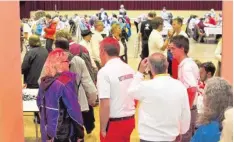  ?? Foto: Lienert ?? Rund 500 Menschen unterhalb der Schanzen wurden evakuiert und Rettungskr­äfte betreuten sie im Kongressze­ntrum Haus Oberstdorf.