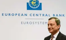  ?? Foto: dpa ?? Der Präsident der Europäisch­en Zentralban­k, Mario Draghi, kündigt an, dass die Notenbank über weitere Anleihenkä­ufe und niedrigere Zinsen nachdenkt.