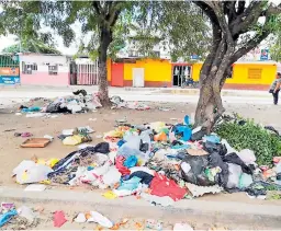  ??  ?? CONTAMINAC­IÓN. Personas irresponsa­bles sacan la basura minutos después de que ha pasado el tren de aseo.