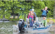  ?? FOTO: ALEXANDER HALL/VISIT SWEDEN ?? Erfolg garantiert: Angler-Legende Kjell Johansson (mit der blauen Kappe) mit Kindern beim Fischen am Åsnen-See.