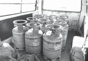  ??  ?? SEBANYAK 12 tong LPG dikesan disorokkan di dalam van.