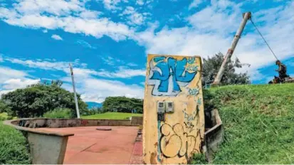  ?? FOTO JAIME PÉREZ ?? Este espacio funcionaba como museo para los hallazgos arqueológi­cos del cerro. Tenía una carpa que la fuerza del viento obligó a remover. La lluvia alcanzó algunas piezas.