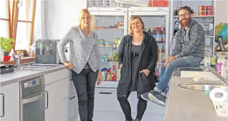  ?? FOTOS: ANJA REICHERT ?? Das Jugendhaus­team Sonja Seel, Katha Noll und Thomas Psenner freuen sich auf die Jugendkult­urwochen.