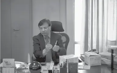  ?? REBECCACON­WAY/THE NEWYORKTIM­ES ?? Rajiv Nath, managing director of India-based Hindustan Syringes & Medical Devices, invested nearly $15 million to produce specialty syringes for COVID-19 vaccinatio­ns. The company can now produce nearly 6,000 syringes each minute.