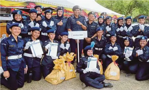  ??  ?? CHANDRA (tengah) bersama sebahagian peserta program perkhemaha­n Kor Kadet Polis Daerah Kota Kinabalu.