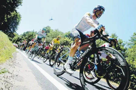  ?? EFE ?? El pelotón durante la quinta etapa del Tour, desarrolla­da ayer, a la altura del kilómetro 175,5 entre Saint Die des Vosges y Colma.