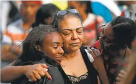  ?? DAN KITWOOD/GETTY IMAGES ?? People attend a vigil Thursday at Notting Hill Methodist Church in London.