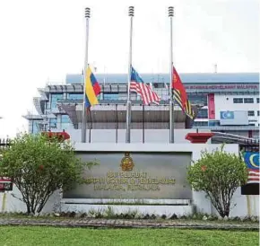  ?? PIC BY AHMAD IRHAM MOHD NOOR ?? Flags flying at half-mast at the Fire and Rescue Department headquarte­rs in Putrajaya yesterday.
