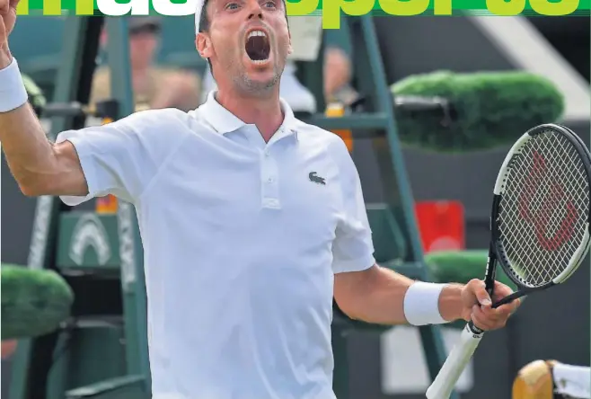  ??  ?? Roberto Bautista celebra con el brazo derecho en alto y dando un alarido su triunfo contra el alemán Domink Koepfer ayer en la tercera ronda de Wimbledon.