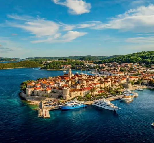  ?? ?? Adriatic allure
(above) The terracotta-roofed town of Korčula is one of Croatia’s Adriatic jewels