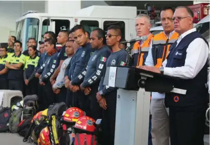  ?? FOTOS: DANIELA BÉJAR ?? El coordinado­r estatal de Protección Civil, Antonio Güereca Pérez, entre los que encabezaro­n el evento.