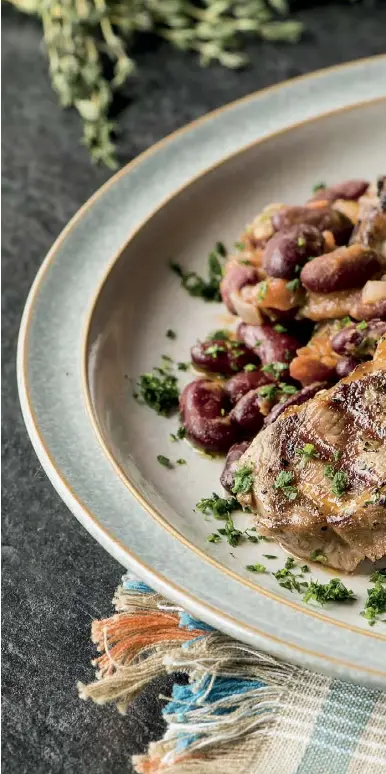 CÔTELETTEs D’AGNEAU GRILLÉEs ET RAGOÛT DE HARICOTs ROUGEs - PressReader