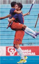  ?? PIC BY SADDAM YUSOFF ?? UniKL’s Ashran Hamsani (left) celebrates after scoring in their MHL match against Tenaga Nasional yesterday.