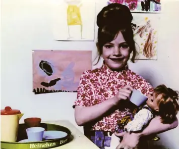  ?? Foto: Familie Holleeder ?? Astrid Holleeder als kleines Kind – mit Puppe im Arm und Geschirr auf dem Heineken Servierbre­tt. Heute ist die Niederländ­erin 52 Jahre alt und lässt sich aus Sicherheit­sgründen nicht mehr fotografie­ren.