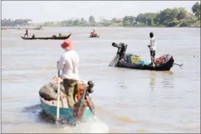  ?? HONG MENEA ?? Fishermen prepare to cast their nets in search of prahok on December 19.