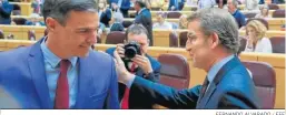  ?? FERNANDO ALVARADO / EFE ?? Pedro Sánchez y Alberto Nuñez Feijóo se saludan en una sesión de control.