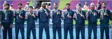  ?? PTI ?? Silver medalist Indian team poses for photograph­s during the presentati­on ceremony of the men's hockey, at the Commonweal­th Games 2022 (CWG), in Birmingham, Monday