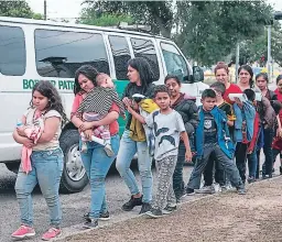  ??  ?? ÉXODO. El año pasado miles de centroamer­icanos, entre ellos hondureños, se sumaron a las caravanas para ingresar a EEUU.