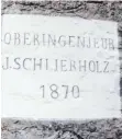  ??  ?? Josef Schlierhol­z (l.) aus Biberach war für den Bau vieler Bahnlinien im Königreich Württember­g verantwort­lich. Sein in Stein gehauener Name erinnert an der Donautalba­hn bei Algershofe­n an ihn.