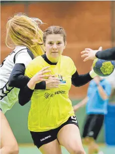  ?? FOTO: VOLKER STROHMAIER ?? Die TG Biberach (hier Lena Krais) ist in der heimischen PG-Halle gegen Hegensberg-Liebersbro­nn gefordert.