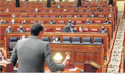  ?? EDUARDO PARRA / EP ?? El presidente del Gobierno, Pedro Sánchez, durante la primera sesión de control al Gobierno de 2021 ayer en el Congreso ante Pablo Casado (dcha.).