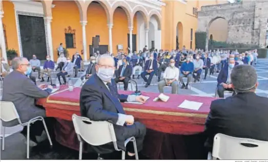  ?? FOTOS: JOSÉ ÁNGEL GARCÍA ?? El presidente del Consejo, Francisco Vélez, mira a la cámara con los hermanos mayores al fondo.