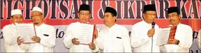  ?? ARIS IMAM/JAWA POS ?? JANJI DAMAI: Suasana deklarasi siap menang dan siap kalah yang diikuti tiga pasang cabup-cawabup di gedung WEP Kamis malam.