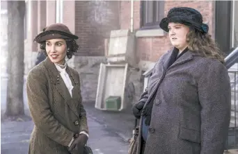  ??  ?? Debbie Lynch-White (La Bolduc, à droite) et Bianca Gervais dans le film La Bolduc. − Gracieuset­é