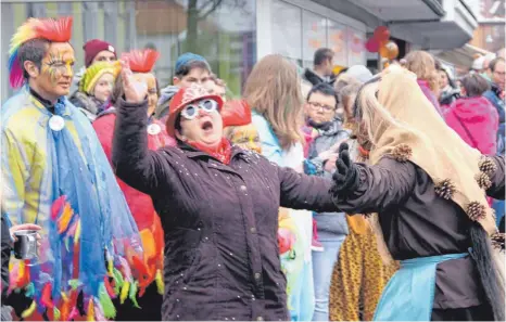  ?? FOTOS: STEFAN FUCHS ?? Konfetti-Angriff oder Umarmung? Beim Umzug gab es beides zuhauf.