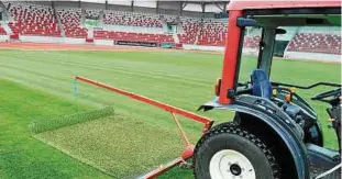  ??  ?? Rasenupdat­e im Steigerwal­dstadion. Mit Spezialtec­hnik wurde gestern das Grün, das sich schon in einem sehr ansprechen­den Zustand befindet, gelüftet. Foto: Michael Keller