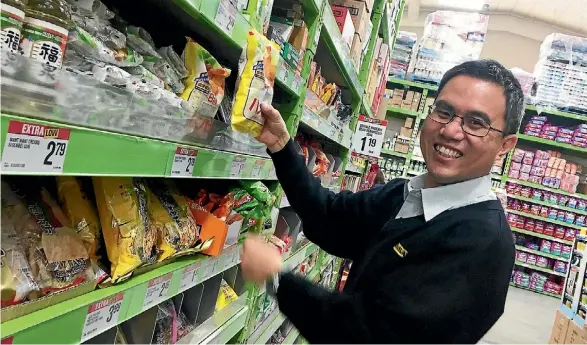  ?? AMY BAKER/STUFF ?? Albany Pak n’ Save store merchandis­ing manager Yew Hsin Cheng checks out the Panko breadcrumb­s.