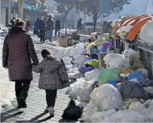  ?? VÍCTOR LERENA ?? Las calles de Madrid muestran una triste imagen con la basura acumulada.