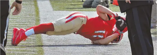  ?? STAFF PHOTOS BY CHRIS CHRISTO ?? TOE TAPPER: Everett wide receiver Anthony Norcia makes a textbook sideline catch against Xaverian yesterday at Everett Memorial Stadium.