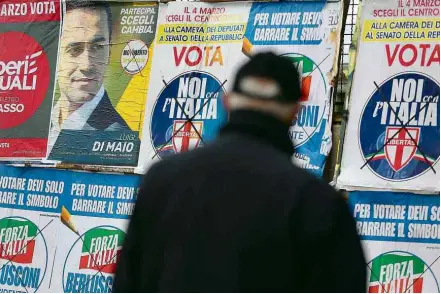  ?? Alessandro Bianchi - 21.fev.2018/Reuters ?? Homem vê cartazes de partidos políticos em Nápoles; leis e agência melhoram posição italiana em índice anticorrup­ção