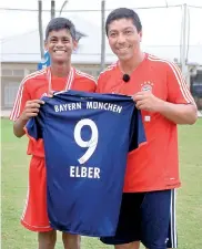  ??  ?? Brazilian and Bayern Munich Legend Giovane Elber handing over the jersey to Jehan Atapaththu of Sri Lanka for winning the chance to undergo special training at the Aspire Academy