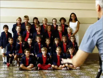  ??  ?? La reprise des cours - comme ici l’an dernier pour les écoliers de FANB sur le Rocher - devrait démarrer par la traditionn­elle photo de classe pour les élèves. (Photos archives Jean-François Ottonello)