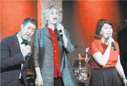  ?? BOBBY BANK/GETTY IMAGES ?? Tim Davis, Jane Lynch (center) and Kate Flannery present ‘Swingin' Little Christmas' in Kutztown Wednesday.