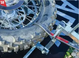  ??  ?? On fait tourner la roue afin de ramener le gripster à 20 cm du levier de la machine. On rentre le flanc du pneu sous la jante à l’aide d’un premier démontepne­u que l’on vient bloquer ensuite sous un ergot de la machine à pneu.