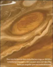  ??  ?? Den här bilden av den röda fläcken togs av NASA:S rymdsond Voyager 2 den 29 juni 1979 när den flög förbi på ungefär 900 000 mils avstånd.