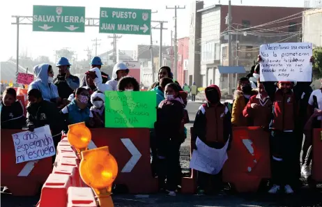  ?? FOTO: MARTÍN RODRÍGUEZ ?? lMARCHAN
EN CARRETERA. Los quejosos se manifestar­on primero en el plantel, luego en el camino hacia Salvatierr­a.