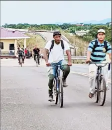  ?? ?? Cyclists making their way into Brazil across the Jakatu Bridge