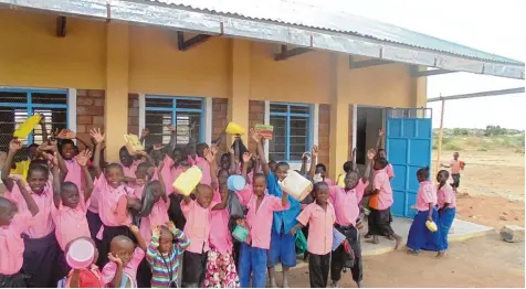  ?? Foto: Meutsch/Fly & Help ?? Zehn Schulen wie diese werden dank Spenden aus dem Landkreis Donau Ries an verschiede­nen Standorten in Afrika gebaut. Überall dort, wo die Hilfe ankommt, herrschen Begeisteru­ng und Dankbarkei­t.